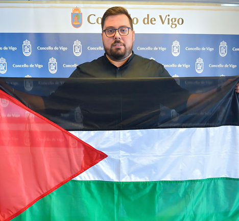 Xabier P. Igrexas, portavoz municipal do BNG Vigo, coa bandeira palestina
