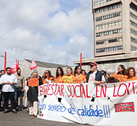 O portavoz municipal, Xabier P. Igrexas, xunto a deputada e o deputado no Parlamento galego Carmela Gonz&aacute;lez e Brais Ruanova, apoian a concentraci&oacute;n das traballadoras sociais nas portas do Concello de Vigo
