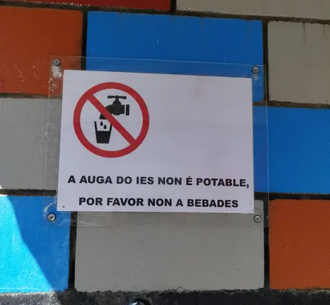 Aviso sobre a auga no IES de Beade