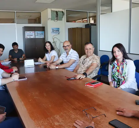 Xabier P. Igrexas e Filipe Abalde (esq) reunidos co Comit&eacute; de Persoal do Concello Vigo