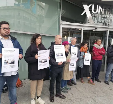 O portavoz municipal do BNG, Xabier P. Igrexas, e a deputada, Alexandra Fern&aacute;ndez, na concentraci&oacute;n convocada polo colectivo "Os Ningu&eacute;ns"