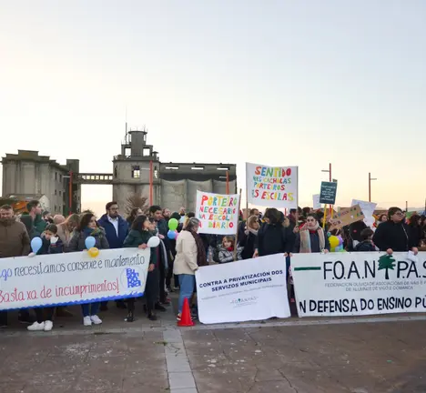 Protesta da comunidade educativa de Vigo contra a privatizaci&oacute;n da conserxer&iacute;a