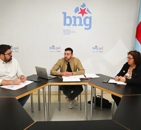 O deputado Brais Ruanova (centro), o portavoz municipal en Vigo Xabier P. Igrexas e a deputada Carmela Gonz&aacute;lez (der) reunidos con representantes da CIG-Industria