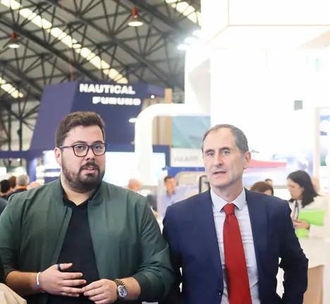 O deputado Brais Ruanova, o portavoz municipal Xabier P. Igrexas, o xerente de Navalia Javier Arnau e a deputada Carmela Gonz&aacute;lez durante a visita &aacute; feira