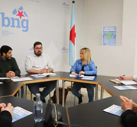 Xabier P. Igrexas e Filipe Abalde (no centro) reunidos con representantes da Favec