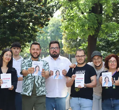 Roberto Pascual xunto con militancia de Galiza Nova, o portavoz municipal, Xabier P. Igrexas, e a deputada Carmela Gonz&aacute;lez