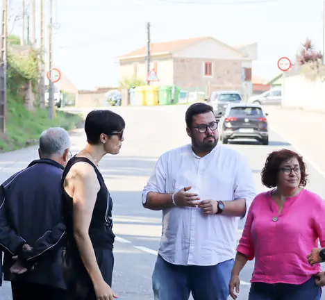 Carmela Gonz&aacute;lez e Xabier P. Igrexas con veci&ntilde;anza afectada na estrada Camposancos