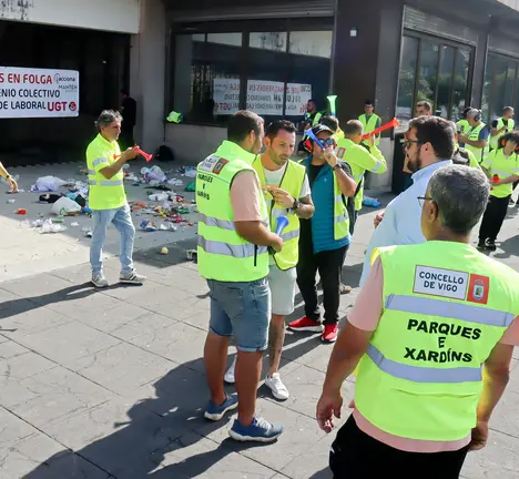 Xabier P Igrexas co persoal de zonas verdes concentrados na porta do Concello de Vigo