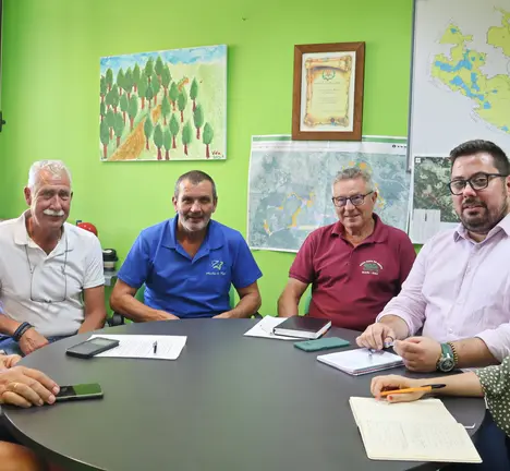 Xabier P. Igrexas e Alexandra Fern&aacute;ndez con representantes da Mancomunidade de Montes de Vigo