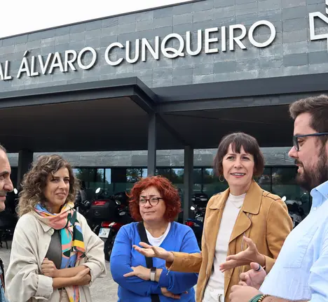 Xabier P. Igrexas, Ana Pont&oacute;n, Carmela Gonz&aacute;lez, Alexandra Fern&aacute;ndez e Manuel Caride na entrada do HAC
