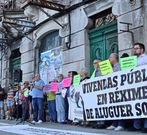 Concentraci&oacute;n de Os Ninguens contra o aparta-hotel no Paseo de Afonso