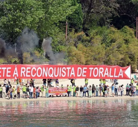 Protesta veci&ntilde;al pola recuperaci&oacute;n de Toralla