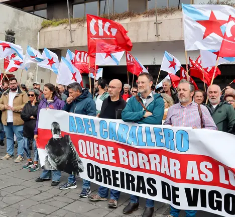 Protesta da CIG &aacute;s portas do Concello pola negativa de Caballero a instalar o monumento conmemorativo das loitas obreiras de 1972