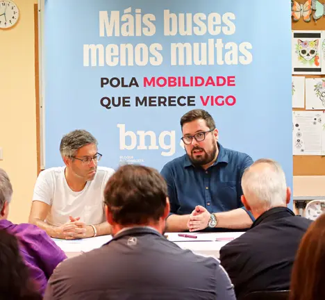 Xabier P. Igrexas, portavoz municipal do BNG, nun acto en Teis sobre o servizo de bus