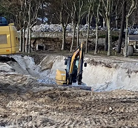 Maquinaria pesada sobre o sistema dunar de Samil