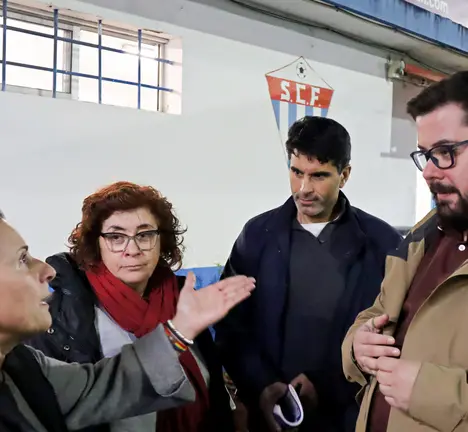 Bego&ntilde;a Aldao, presidenta do S&aacute;rdoma CF (esq) cos representantes do BNG  Carmela Gonz&aacute;lez, Filipe Abalde e Xabier P. Igrexas