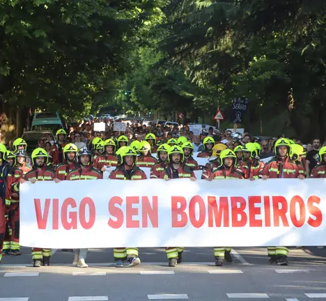 Manifestaci&oacute;n dos bombeiros de Vigo en xu&ntilde;o de 2024