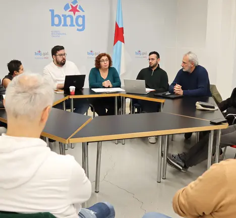 A deputada Carmela Gonz&aacute;lez, o portavoz municipal Xabier P. Igrexas e o deputado Brais Ruanova (no centro) con representantes do Comit&eacute; de DF Lifetec Vigo