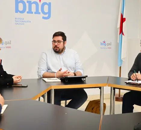 O portavoz municipal do BNG de Vigo, Xabier P. Igrexas, e o concelleiro, Filipe Abalde, reunidos con representantes da Favec en 2025