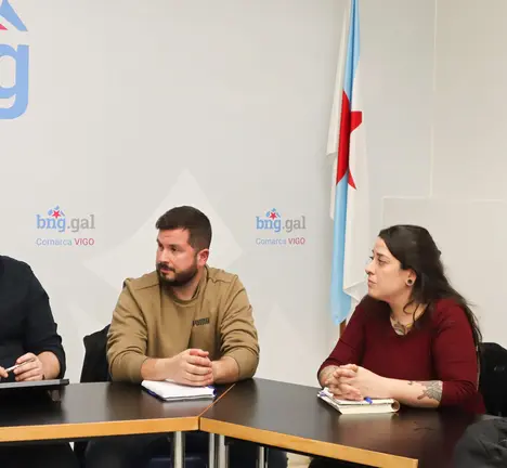 Xabier P. Igrexas e Roberto Fern&aacute;ndez Vila (esq.) reunidos coa plataforma Bembrive en P&eacute;