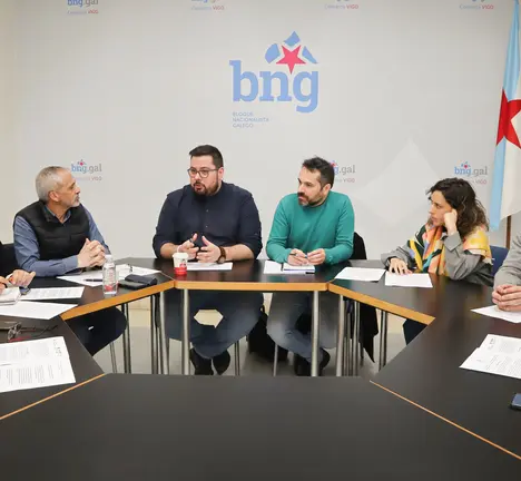 De esq a der: Manuel Caride (respons&aacute;bel comarca Vigo), Manuela R. Pumar (deputada provincial), Pedro Pereira (portavoz no Porri&ntilde;o), Xabier P. Igrexas (portavoz en Vigo, Gustavo Barcia (portavoz en Mos), Alexandra Fern&aacute;ndez (deputada Parlamento galego), Alberto Barreiro (concelleiro en Mos) e Carmela Gonz&aacute;lez (deputada no Parlamento galego)