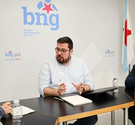 O portavoz municipal do BNG de Vigo, Xabier P. Igrexas, con representantes da plataforma Salvemos a Barroca