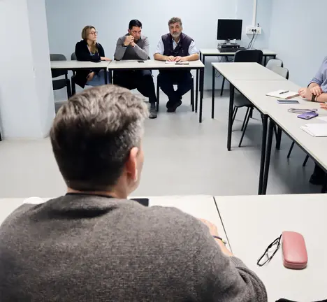 Montse Prado e Xabier P. Igrexas reunidos con representantes do Comit&eacute; de Empresa de Povisa