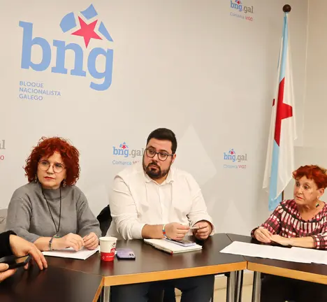 Montse Prado e Xabier P. Igrexa reunidas con representantes da DMD