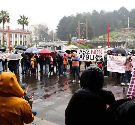 Protesta da veci&ntilde;anza afectada pola A-52 nas portas do Concello de Vigo