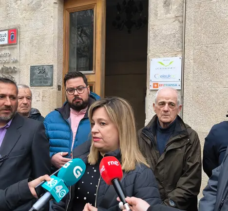 O portavoz municipal do BNG, Xabier P. Igrexas, acompa&ntilde;a a representantes da Favec tras o desaloxo en 2025