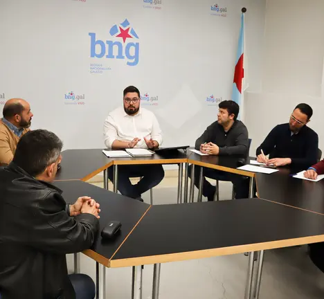 O portavoz municipal do BNG de Vigo, Xabier P. Igrexas, reunido con representantes do Comit&eacute; de Vitrasa
