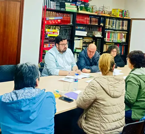 Xabier P. Igrexas reunido con veci&ntilde;anza de Coia