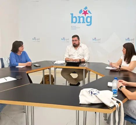 Xabier P. Igrexas e Ana Mart&iacute;nez con representantes da Asociaci&oacute;n de Profesionais dos Arquivos, Bibliotecas, Museos e Centros de Documentaci&oacute;n de Galiza (Bamad)