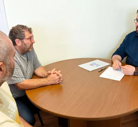 Xabier P. Igrexas reunido con representantes de CIG Correos en Vigo