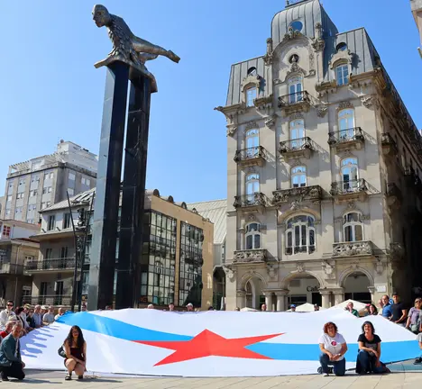 Despregadura da bandeira xigante de Galiza na Porta do Sol de Vigo