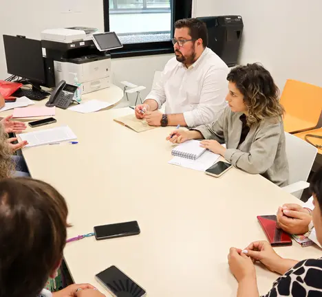 Xabier P. Igrexas e Alexandra Fern&aacute;ndez reunidos con representantes sindicais da Comisi&oacute;n de Centros da &aacute;rea sanitaria de Vigo