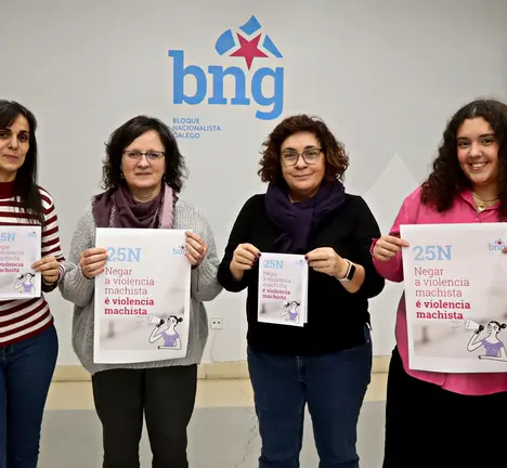 Raquel Rodr&iacute;guez, Yasmina Moreira, Ana Mart&iacute;nez, Carmela Gonz&aacute;lez, Laura Pi&ntilde;eiro e Manuela Rodr&iacute;guez  (de esq. a der.) coa imaxe da campa&ntilde;a do BNG deste 25N