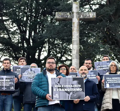 Acci&oacute;n do BNG pola retirada da cruz franquista do Castro