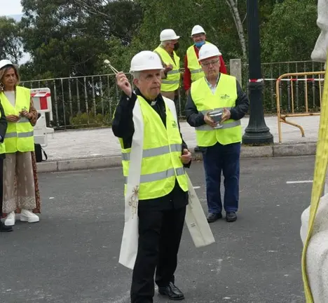 Abel Caballero na colocaci&oacute;n do Sagrado Coraz&oacute;n na Gu&iacute;a, financiada con fondos do Concello
