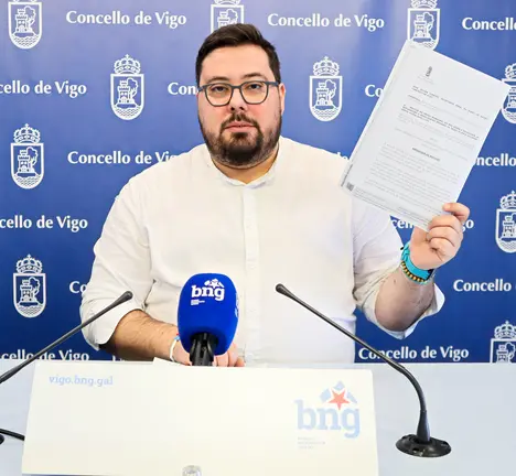 Xabier P. Igrexas, portavoz municipal do BNG de Vigo, coa moci&oacute;n aprobada polo Pleno contra o modelo do PP para o CIS Olimpia Valencia