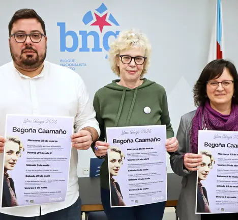 Xabier P. Igrexas, Bea Caama&ntilde;o e Ana Mart&iacute;nez co cartaz do programa de actividades