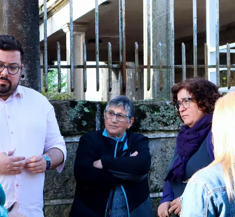 Xabier P. Igrexas e Carmela Gonz&aacute;lez con persoal e familias do centro de d&iacute;a Atalaia
