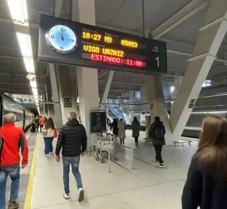 Tren demorado na estaci&oacute;n de Urz&aacute;iz (Imaxe: metropolitano.gal)
