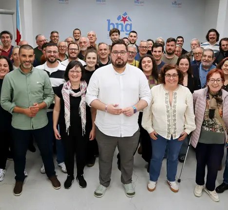 Xabier P. Igrexas (no centro) acompa&ntilde;ado da Asemblea Local do BNG de Vigo