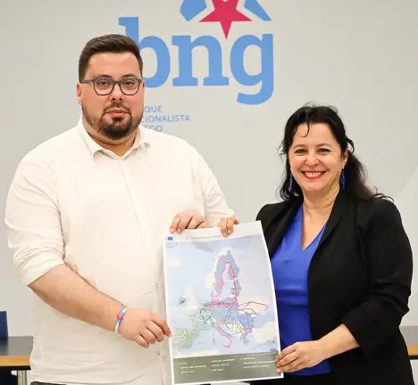 Xabier P. Igrexas e Ana Miranda co mapa do Corredor Atl&aacute;ntico