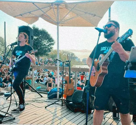 Imaxe dun concerto nun quiosco de praia