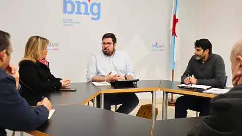 O portavoz municipal do BNG de Vigo, Xabier P. Igrexas, e o concelleiro, Filipe Abalde, reunidos con representantes da Favec en 2025
