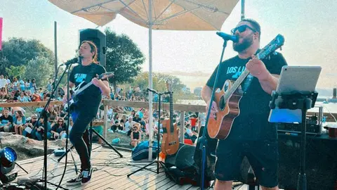 Imaxe dun concerto nun quiosco de praia