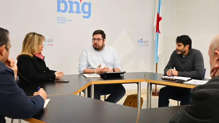 O portavoz municipal do BNG de Vigo, Xabier P. Igrexas, e o concelleiro, Filipe Abalde, reunidos con representantes da Favec en 2025