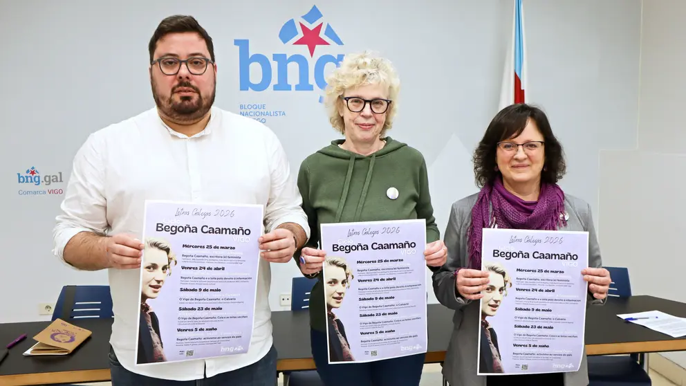 Xabier P. Igrexas, Bea Caama&ntilde;o e Ana Mart&iacute;nez co cartaz do programa de actividades